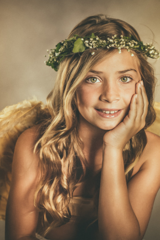 Зеленоглазая красивая девочка с крыльями ангела