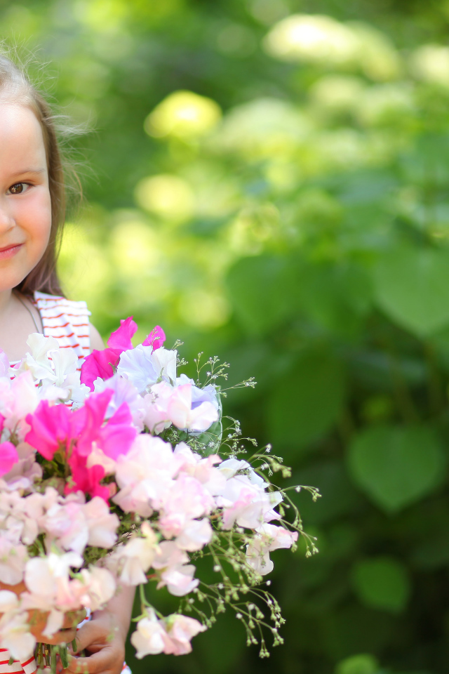 Русоволосая девочка с букетом цветов в руках