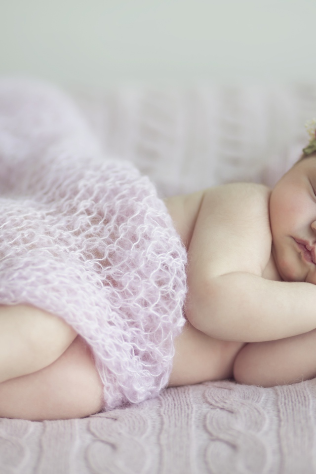 Маленький спящий младенец девочка 