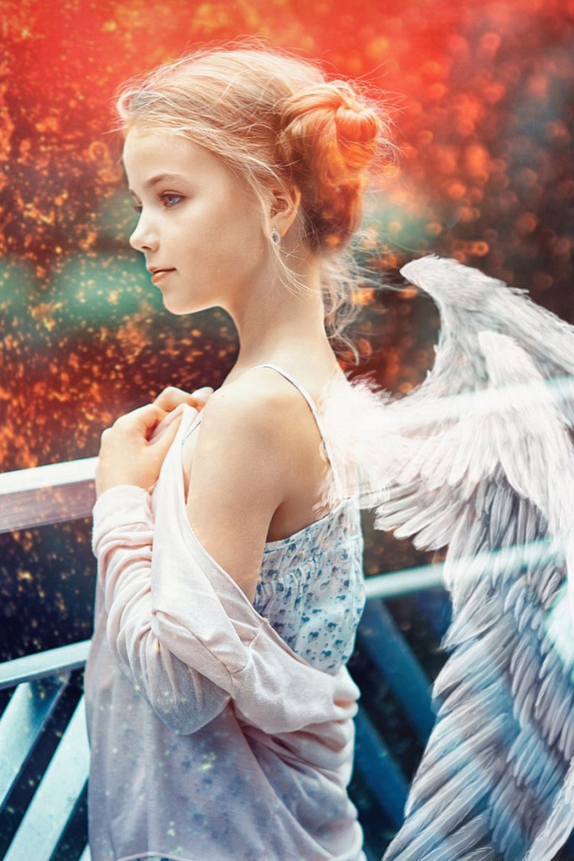 Маленькая красивая девочка с крыльями ангела