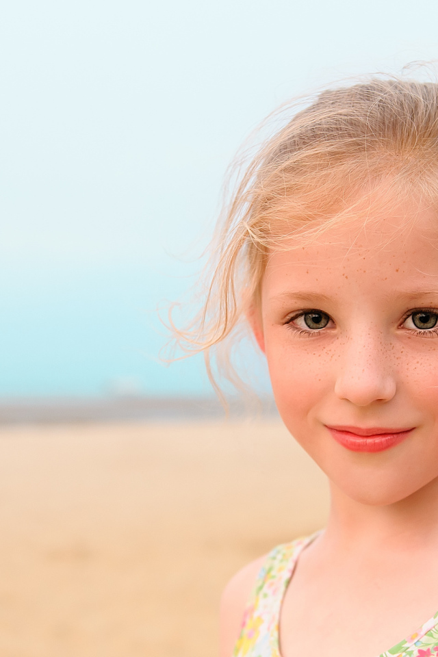 Маленькая красивая девочка с веснушками на лице