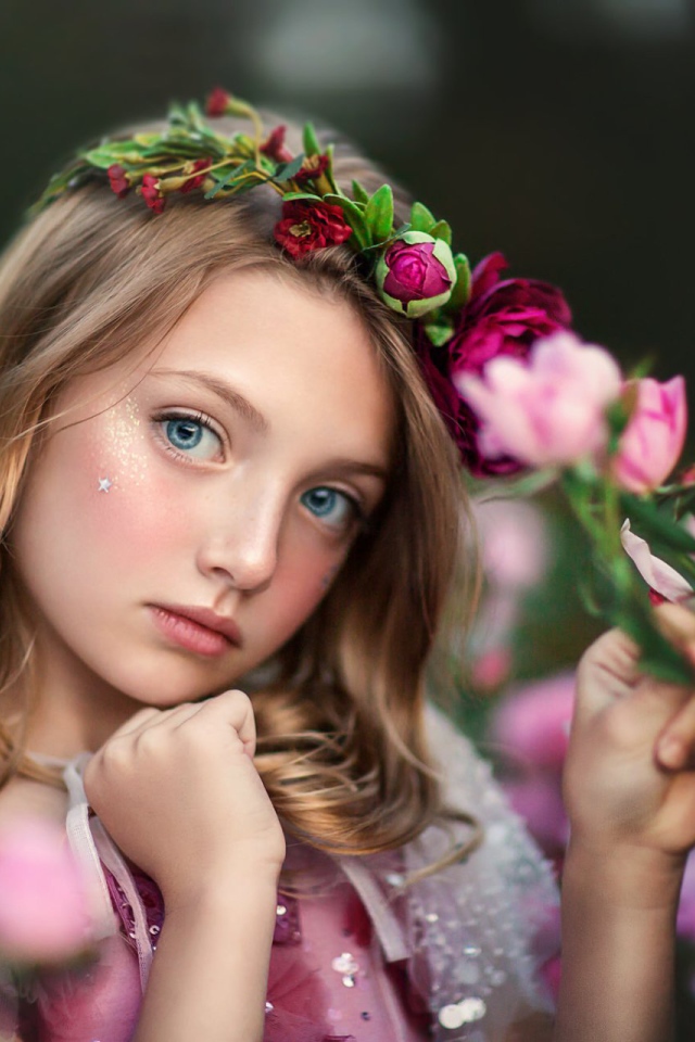 Маленькая голубоглазая девочка с цветами 