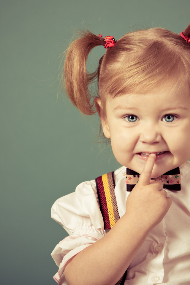 Маленькая голубоглазая девочка с хвостиками