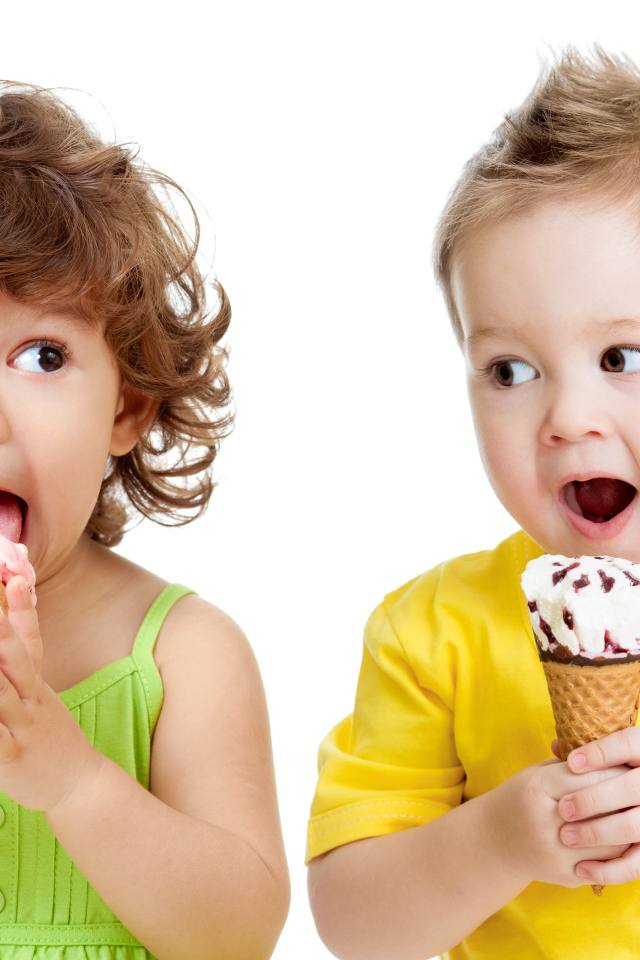 Маленькие мальчик и девочка едят вкусное мороженое