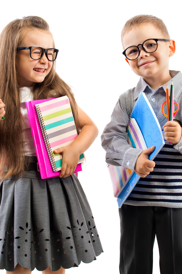 Маленькие мальчик и девочка готовятся к школе