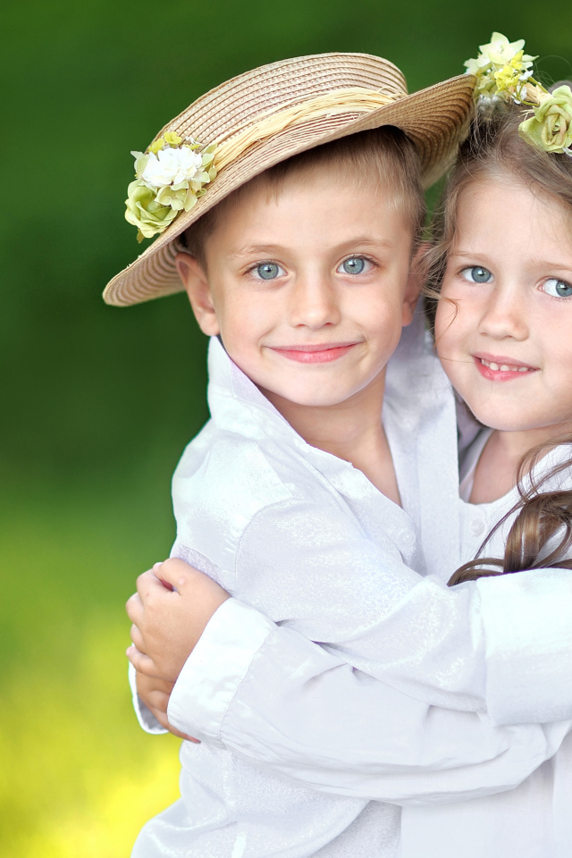 Маленькие мальчик и девочка обнимают друг друга