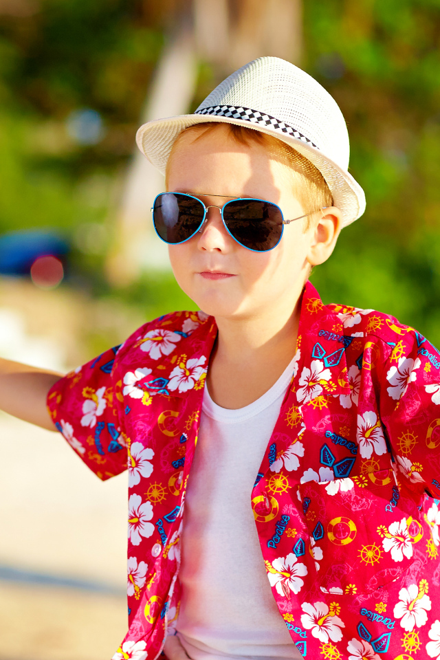 Маленький мальчик в белой шляпе и солнечных очках