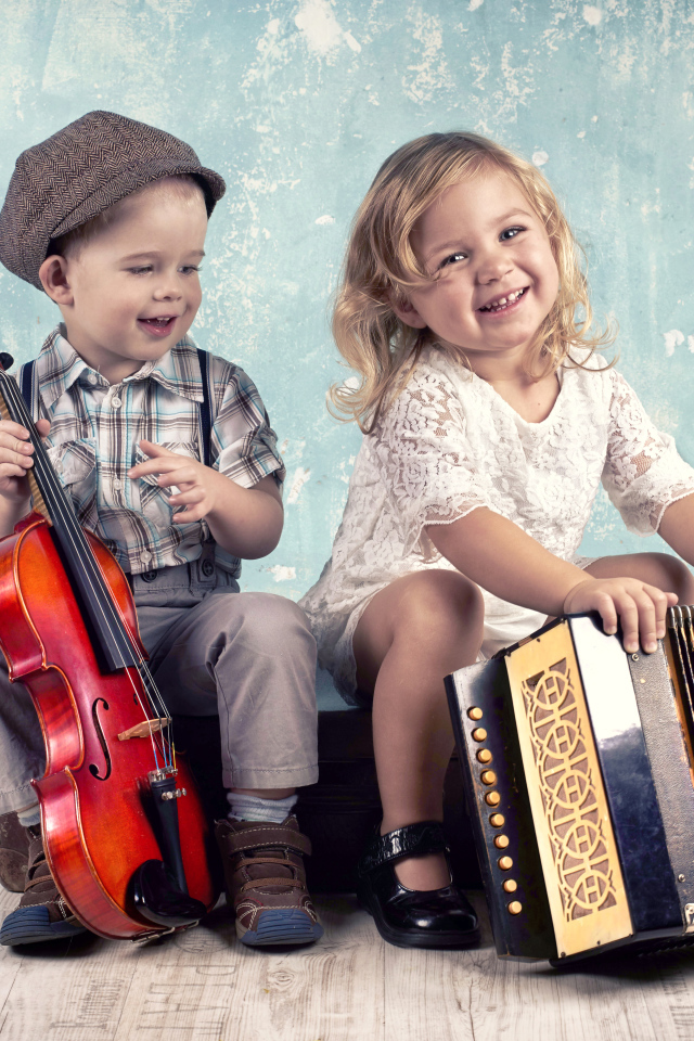 Маленький мальчик со скрипкой и девочка с гармошкой