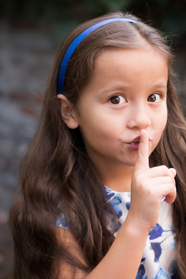 Маленькая кареглазая девочка с длинными волосами