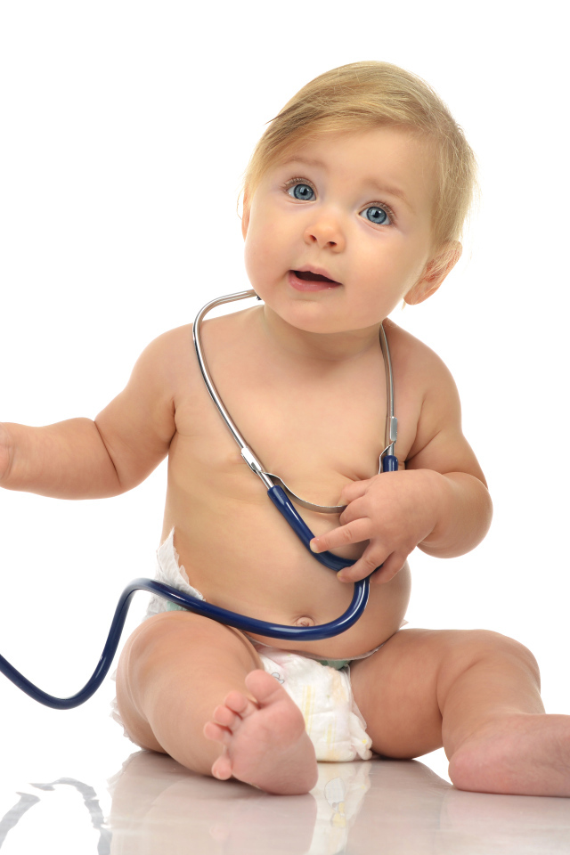 Маленький ребенок со стетоскопом на белом фоне