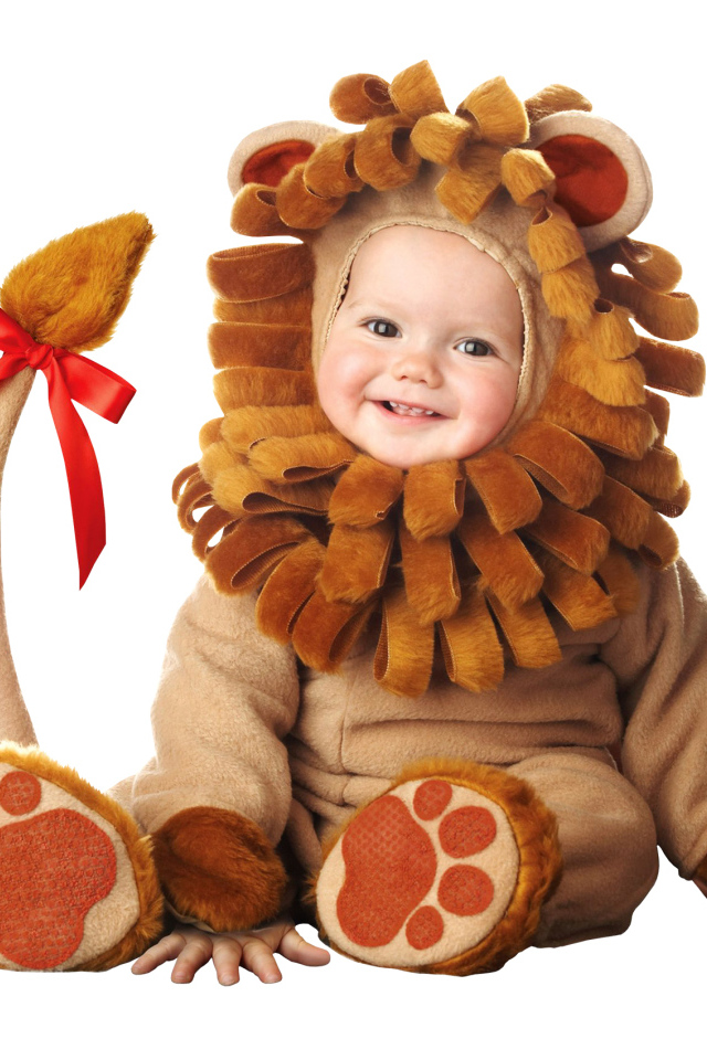 Маленький милый ребенок в костюме львенка на белом фоне