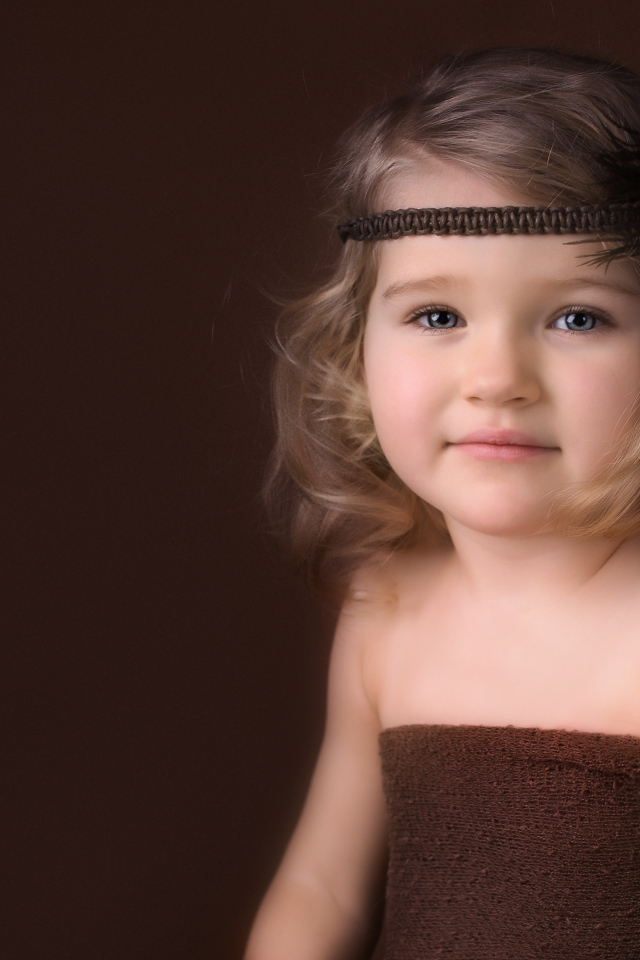 Маленькая милая девочка с повязкой на голове