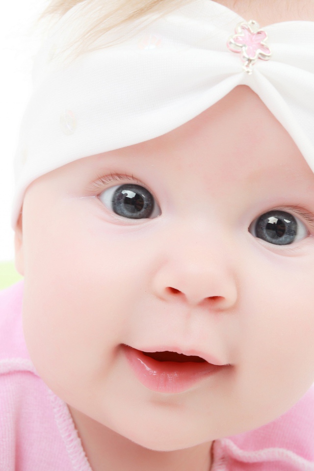 Маленькая милая девочка с большими голубыми глазами