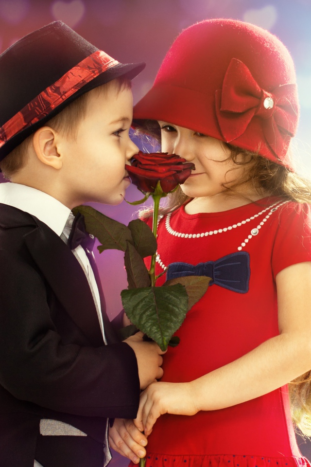 Маленькие девочка и мальчик с красной розой 