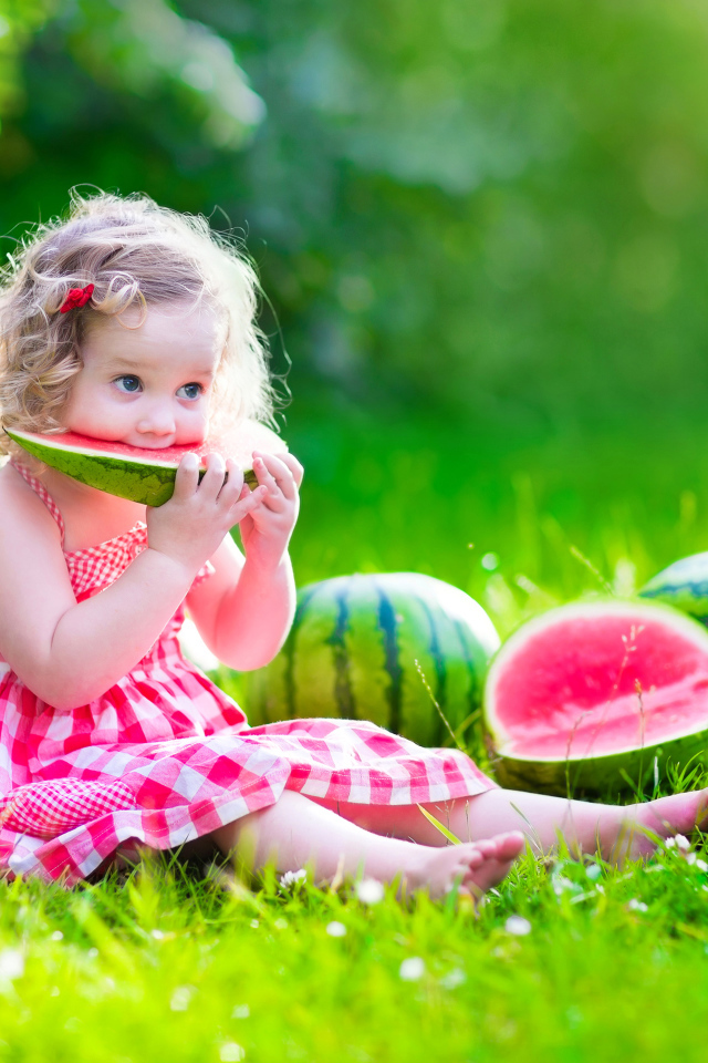 Маленькая девочка ест сладкий арбуз 