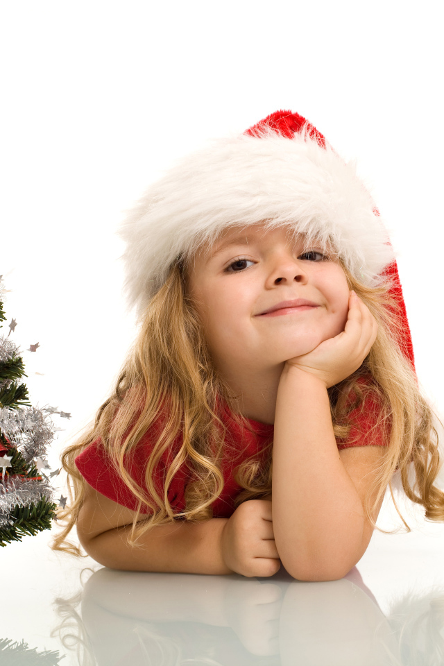 Маленькая девочка в новогоднем костюме на белом фоне