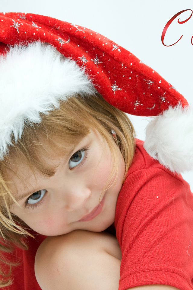 Маленькая девочка в шапке деда мороза