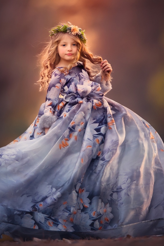 Маленькая девочка в красивом платье 
