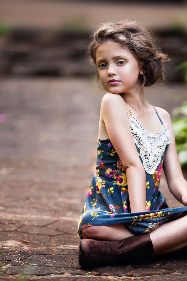 Маленькая девочка в красивом сарафане 