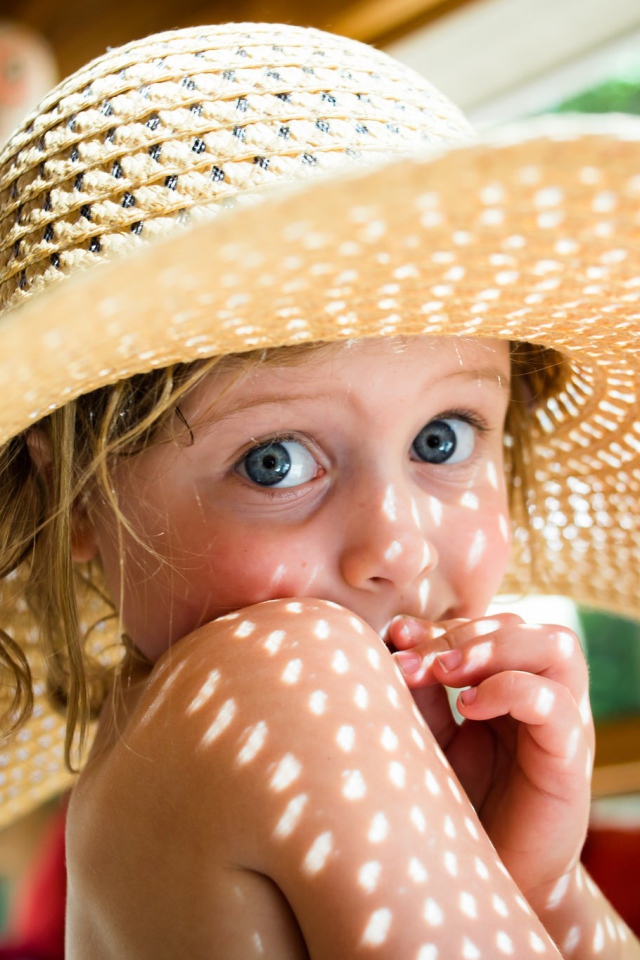 Маленькая девочка в большой соломенной шлапе