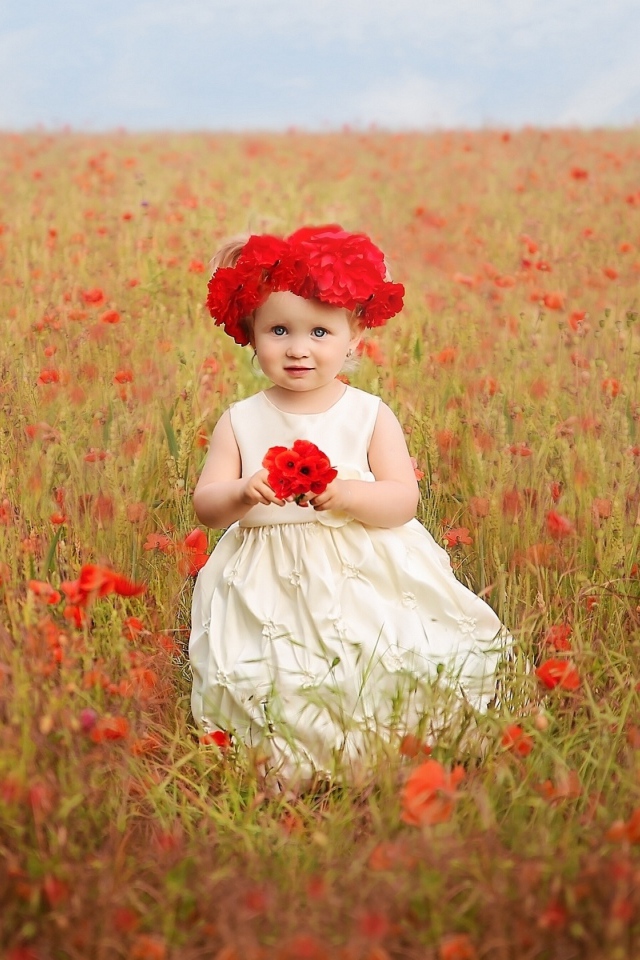 Маленькая девочка в поле красных маков 