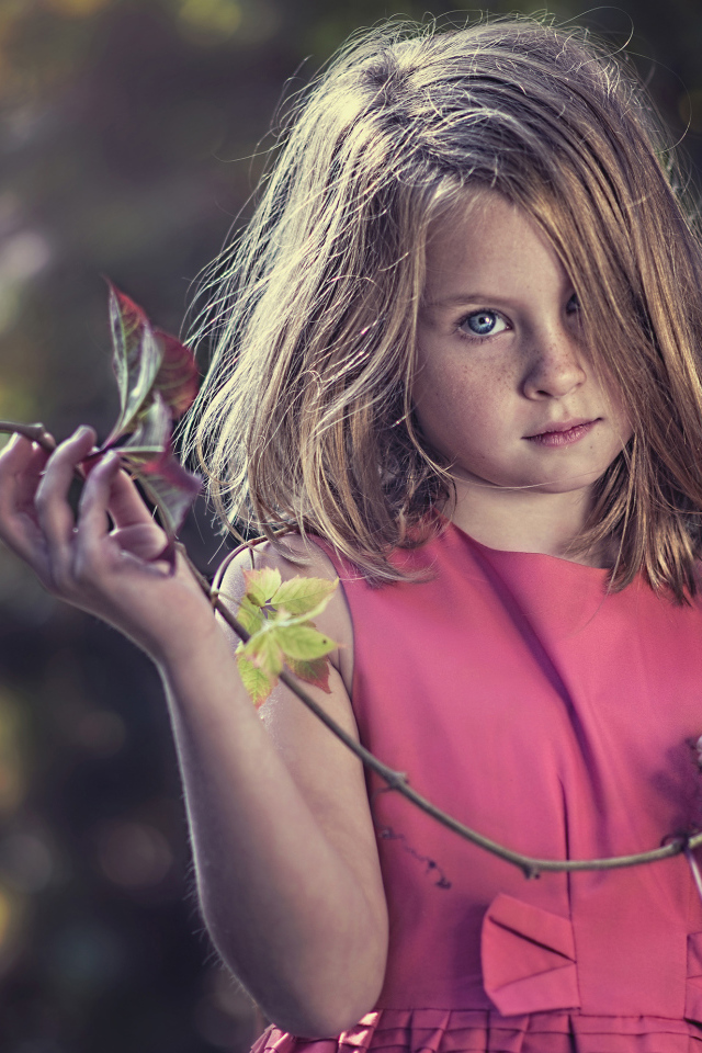 Маленькая девочка в розовом платье