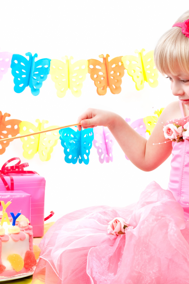 Маленькая девочка в розовом платье с тортом и подарками на День рождения