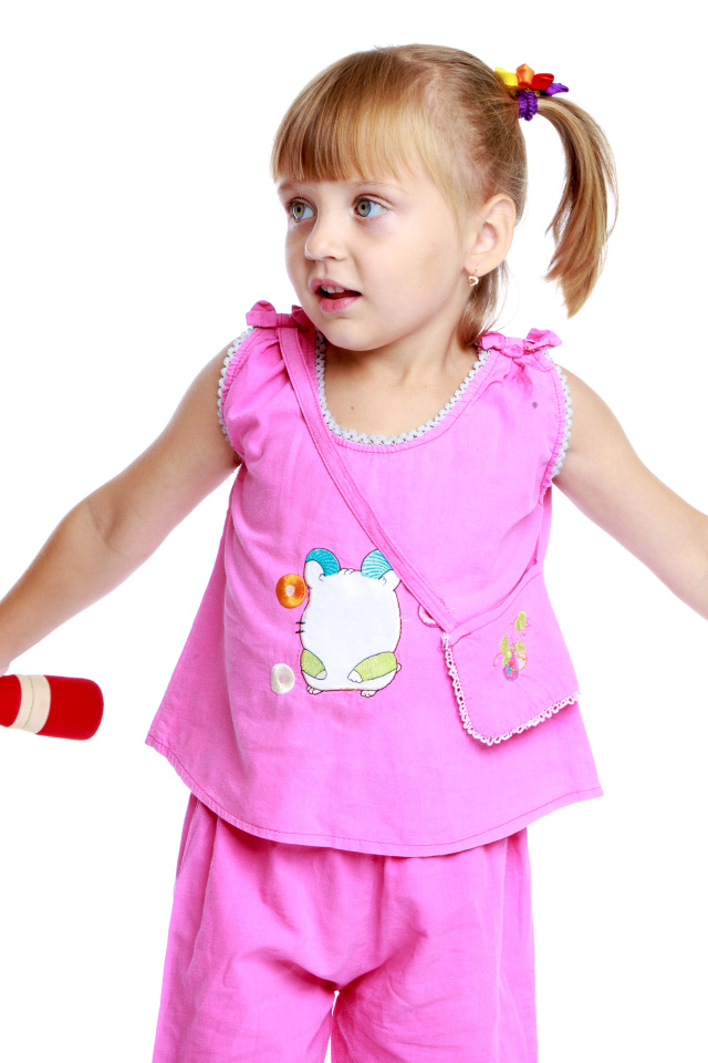 Маленькая девочка в розовом костюме с гантелями в руках