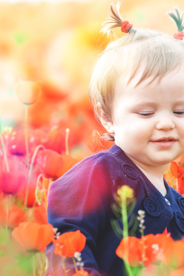 Маленькая девочка в красных цветах мака 