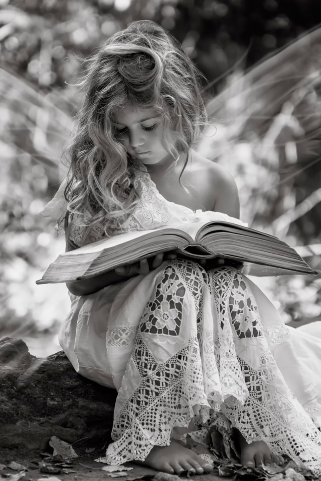 Маленькая девочка в белом платье с книгой,  черно- белое фото 