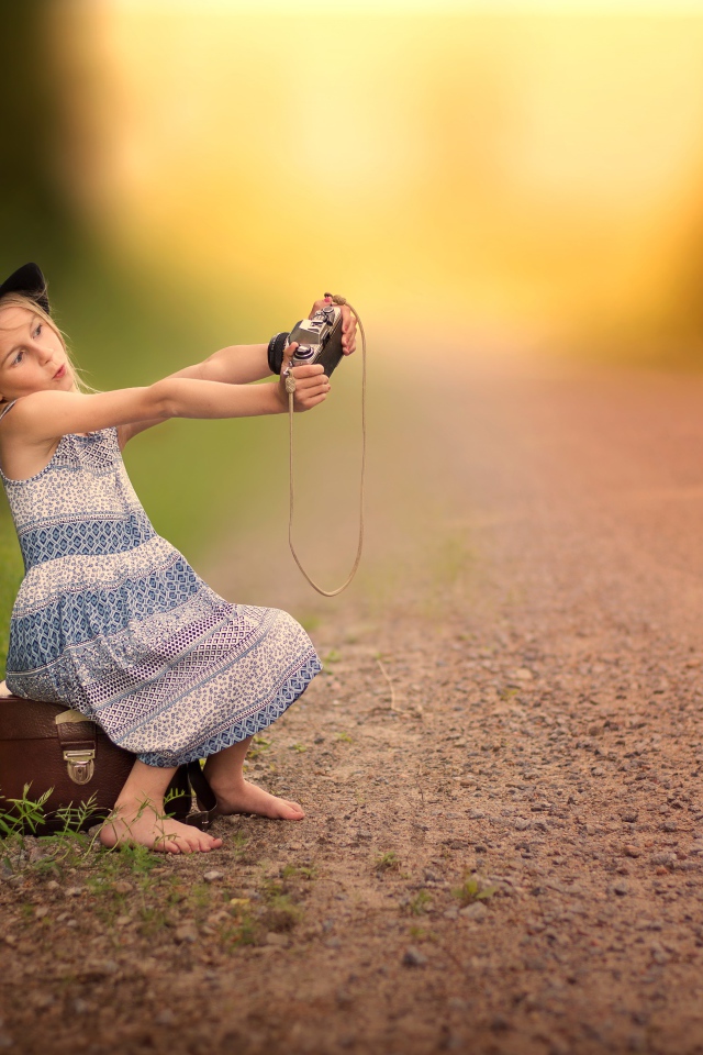 Маленькая девочка делает селфи на фотоаппарат