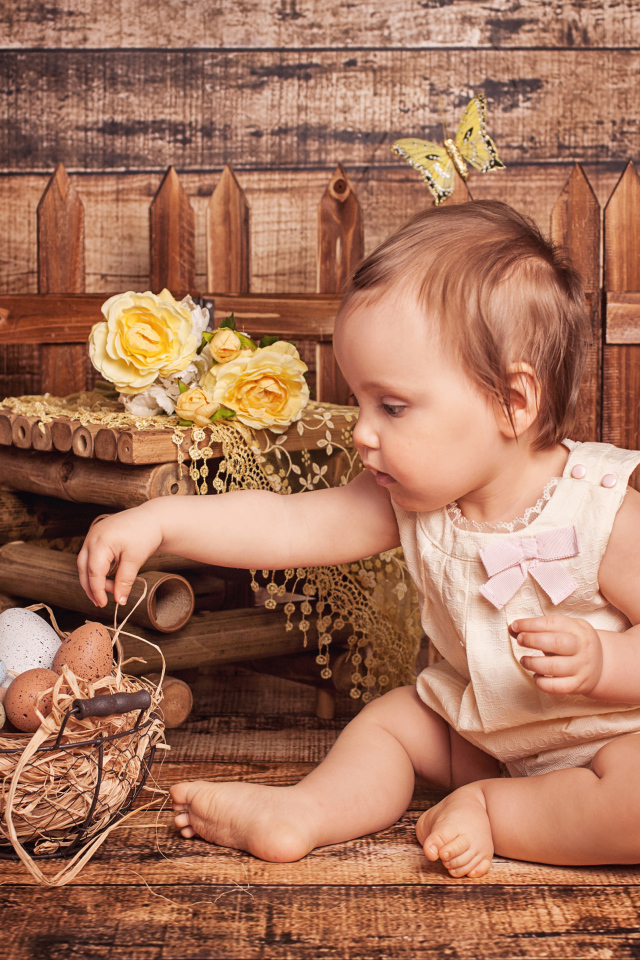 Маленькая девочка с корзиной яиц и плюшевым зайцем