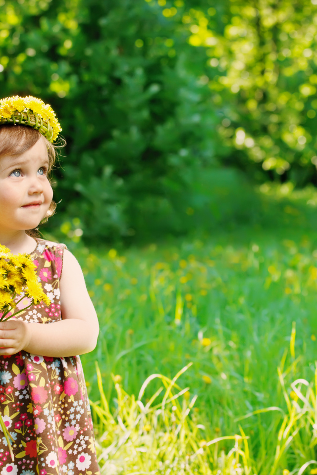 Маленькая девочка с букетом одуванчиков 