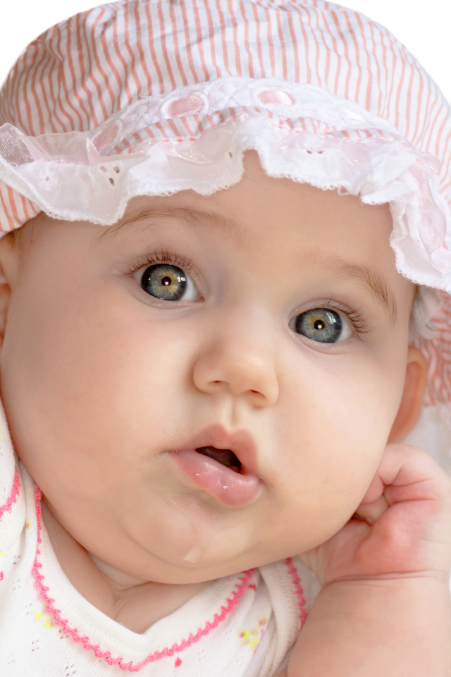 Маленькая девочка с красивыми глазами в панаме на белом фоне