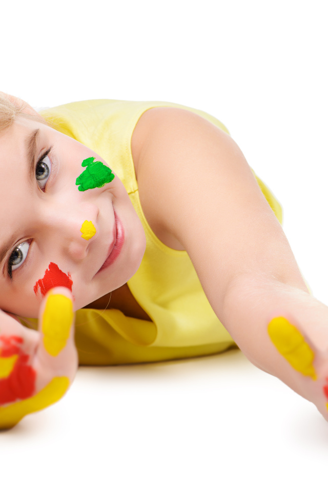 Маленькая девочка с руками в краске на белом фоне