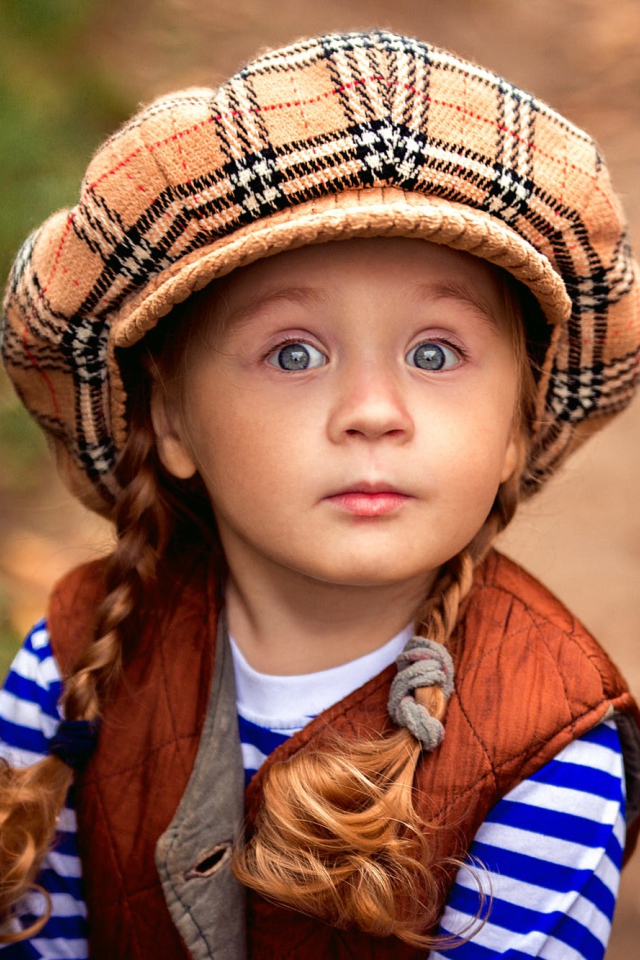 Маленькая рыжеволосая девочка в большой кепке