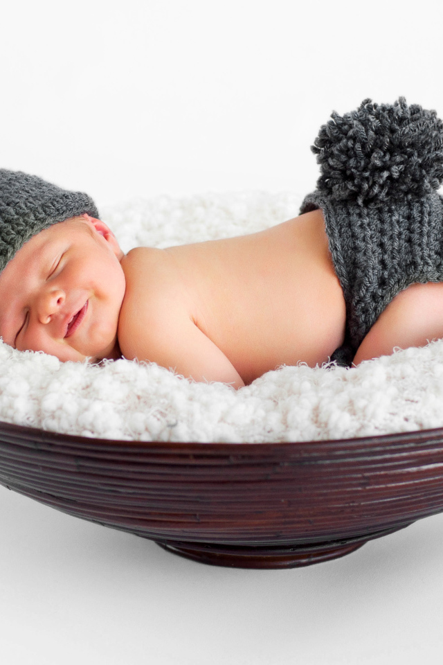 Маленький спящий грудной ребенок в вязаном костюме зайчика