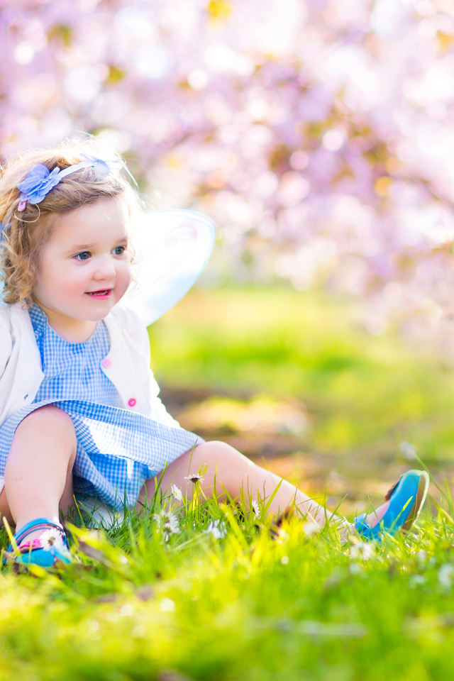 Маленькая улыбающаяся девочка в костюме феи 