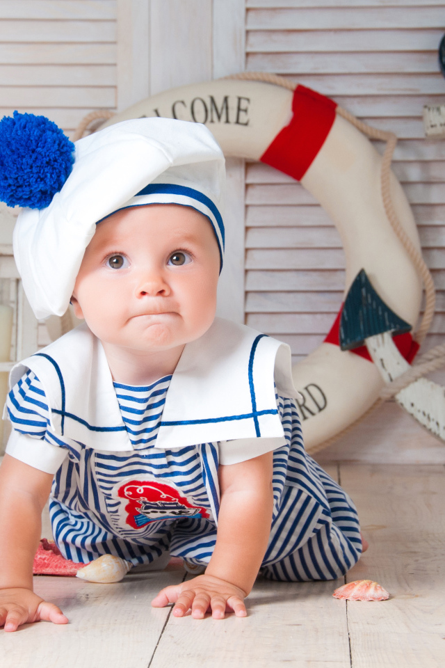 Милый младенец в униформе стилизованной под морячка