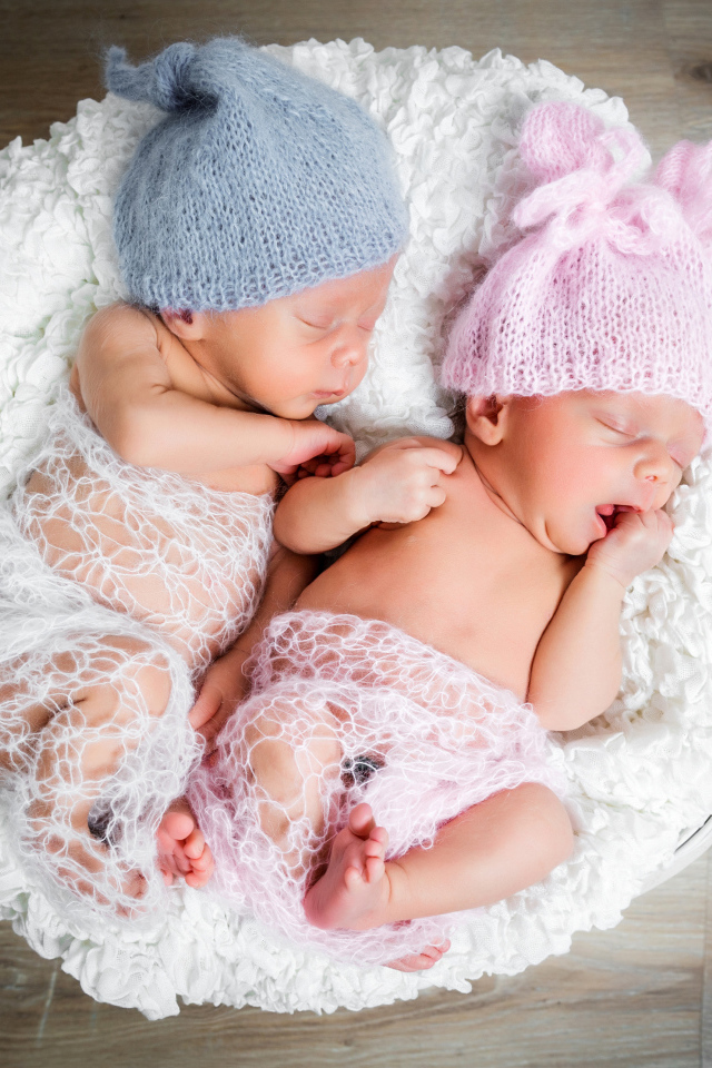 Милые спящие младенцы двойняшки