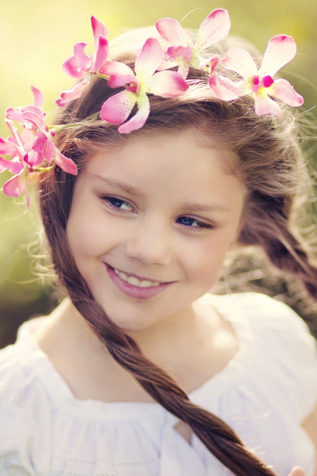 Милая голубоглазая девочка с косичками 