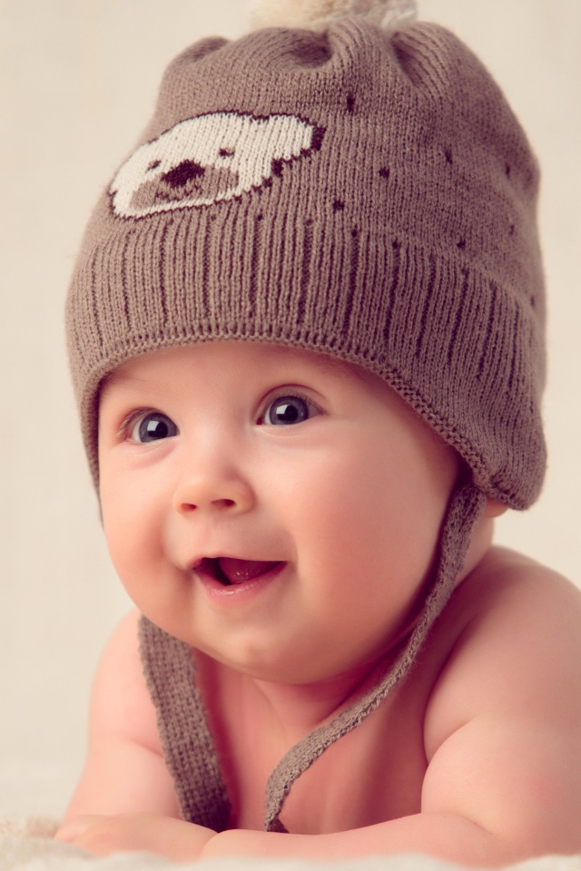 Улыбающийся младенец в шапке