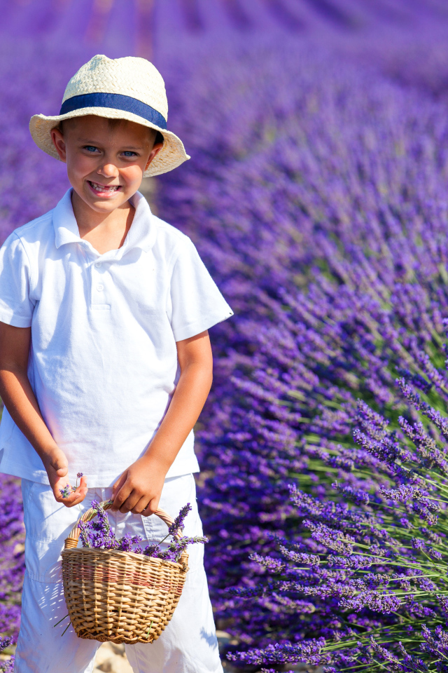 Улыбающийся мальчик на поле фиолетовой лаванды