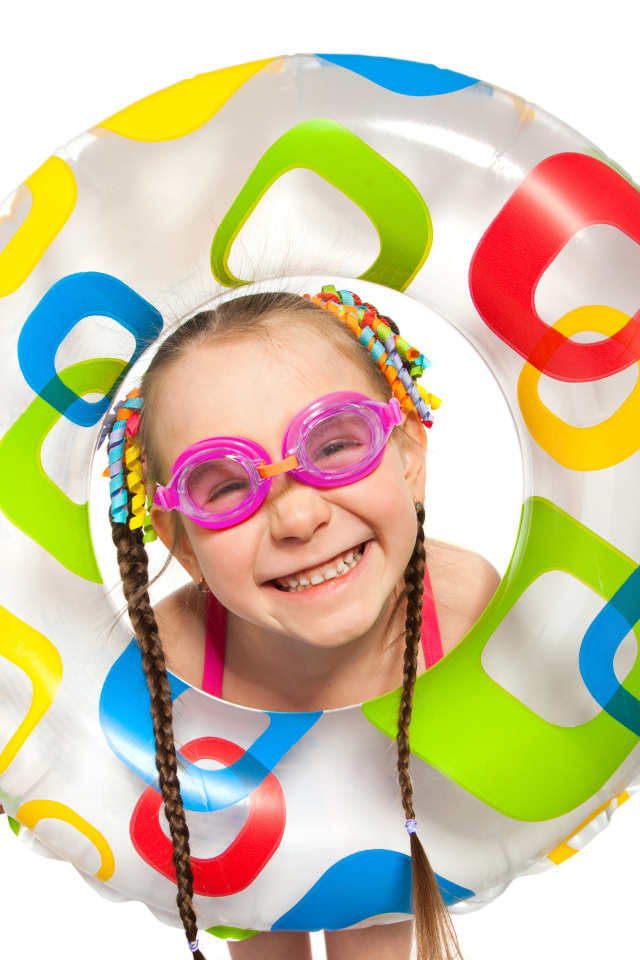 Улыбающаяся девочка с надувным кругом на белом фоне
