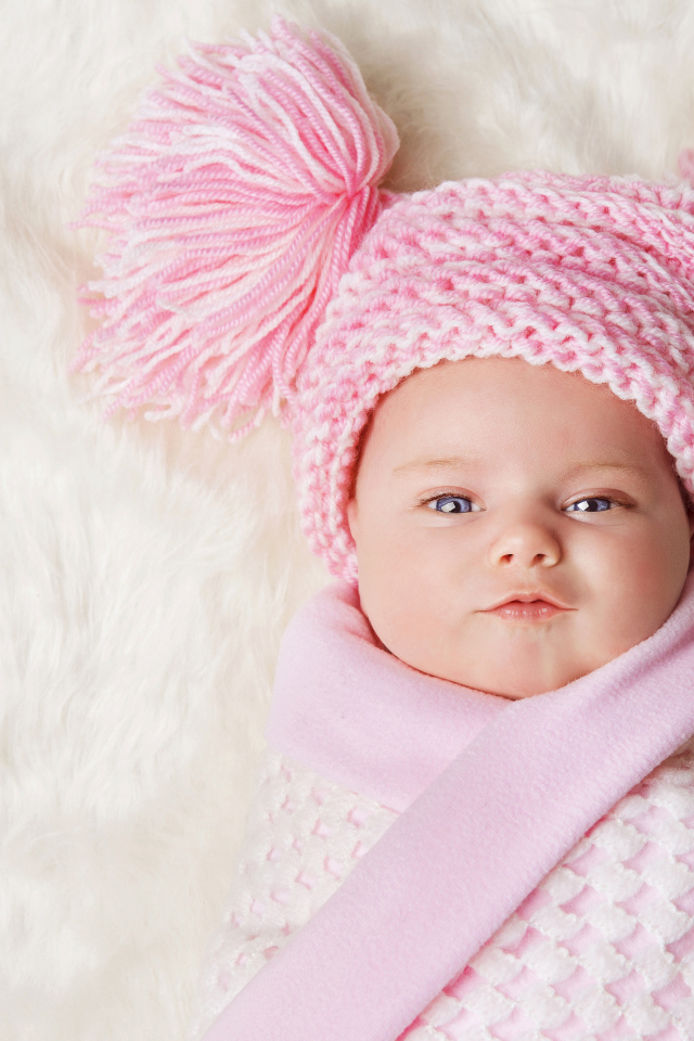 Милая малышка в красивой розовой шапке 