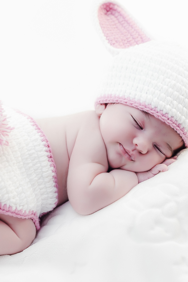 Милый спящий младенец в костюме зайца