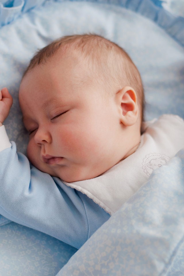 Спящий розовощекий младенец