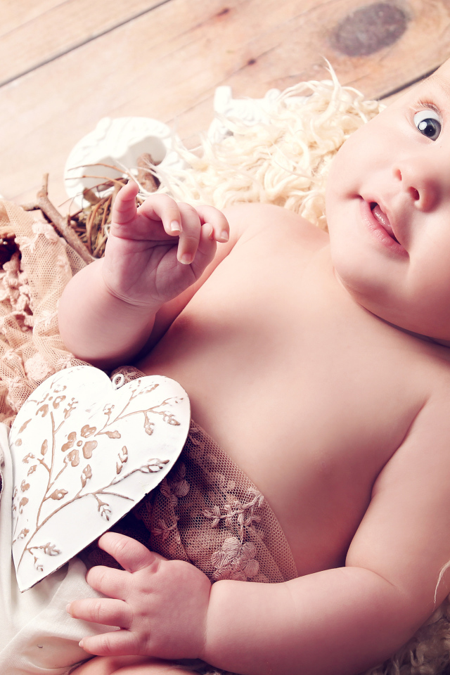 Грудной ребенок с бумажным сердцем