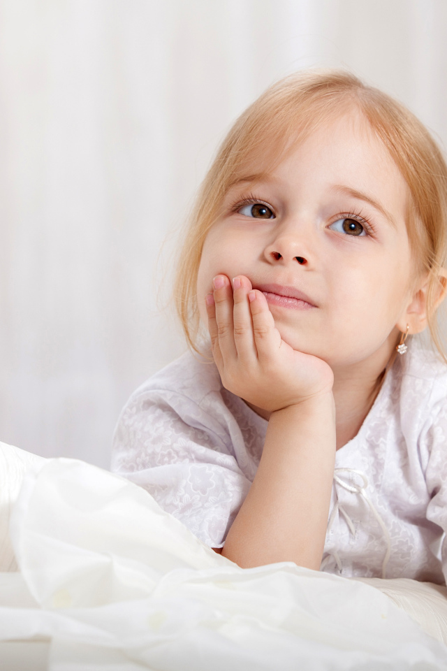 Задумчивый взгляд маленькой кареглазой девочки