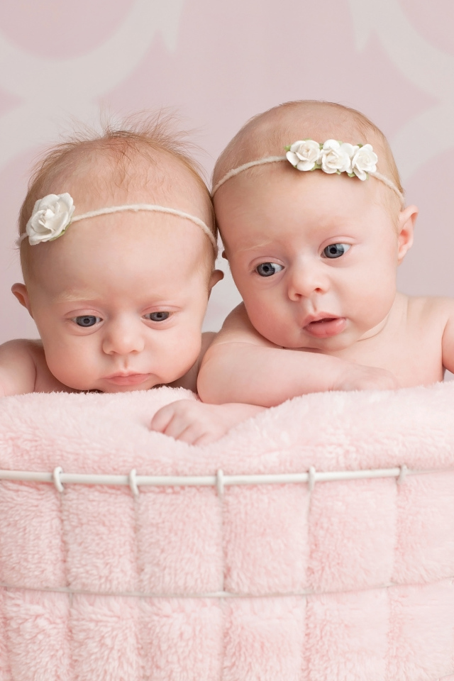 Два младенца близнеца девочки в корзине